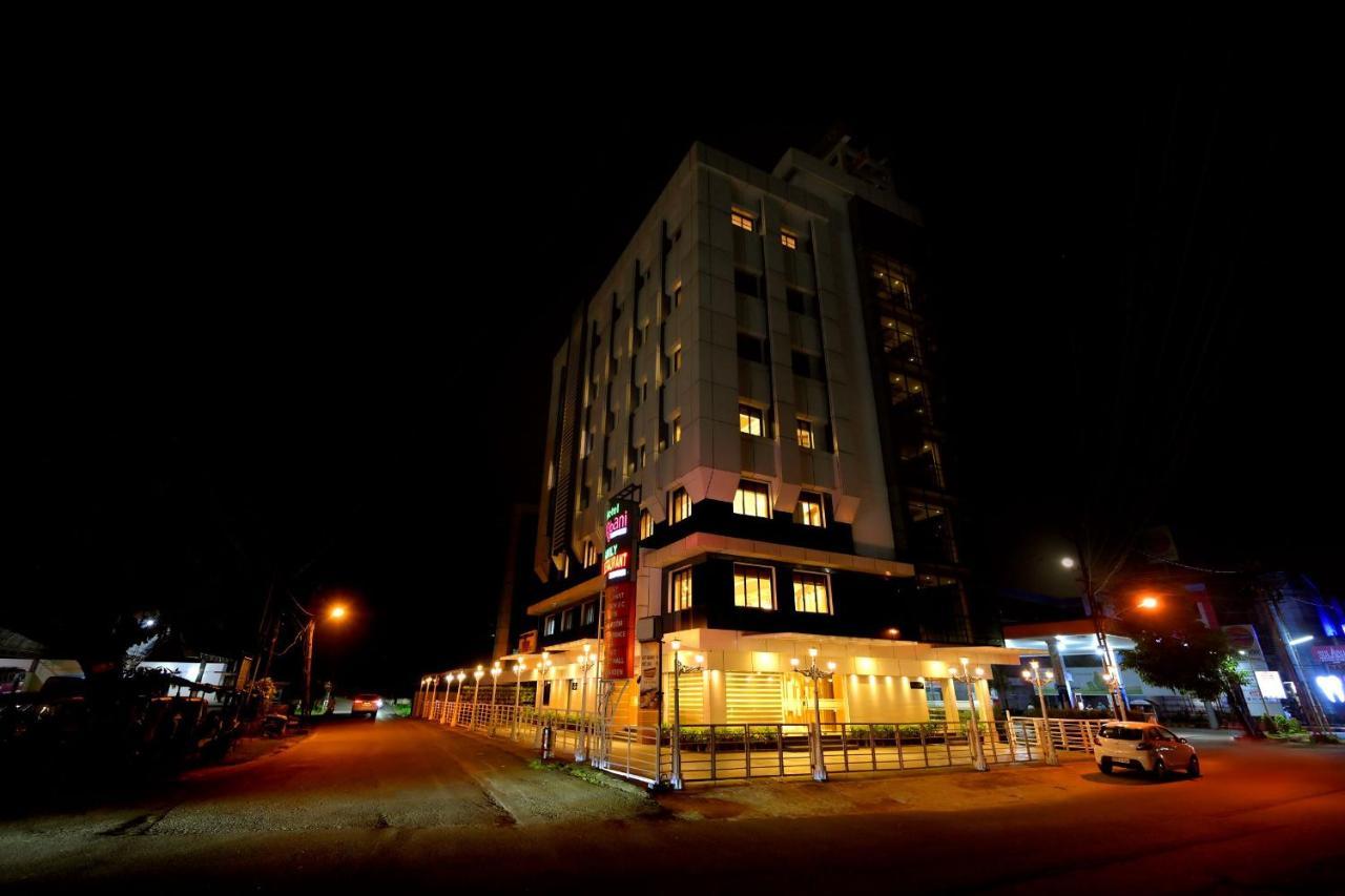 Hotel Kabani International Muvattupuzha Esterno foto