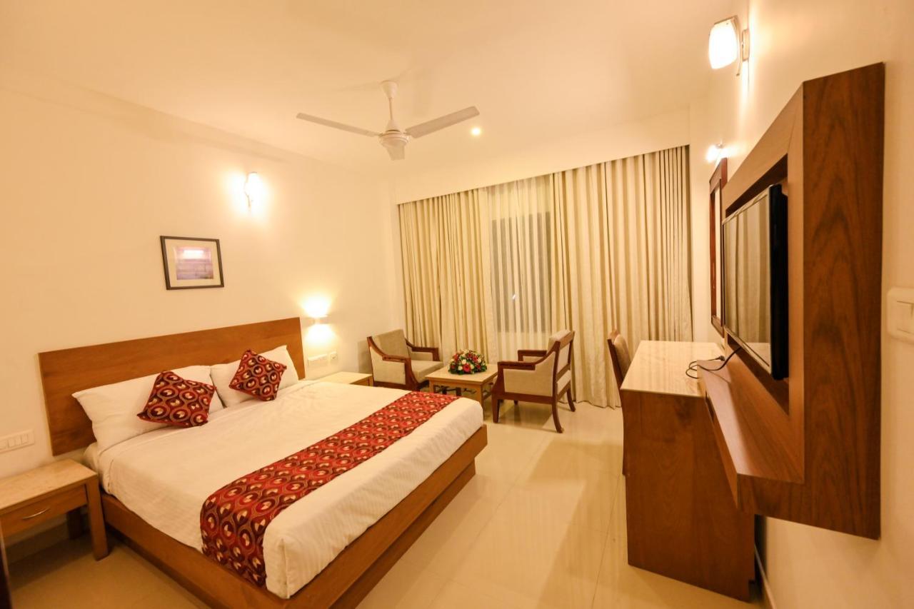 Hotel Kabani International Muvattupuzha Esterno foto